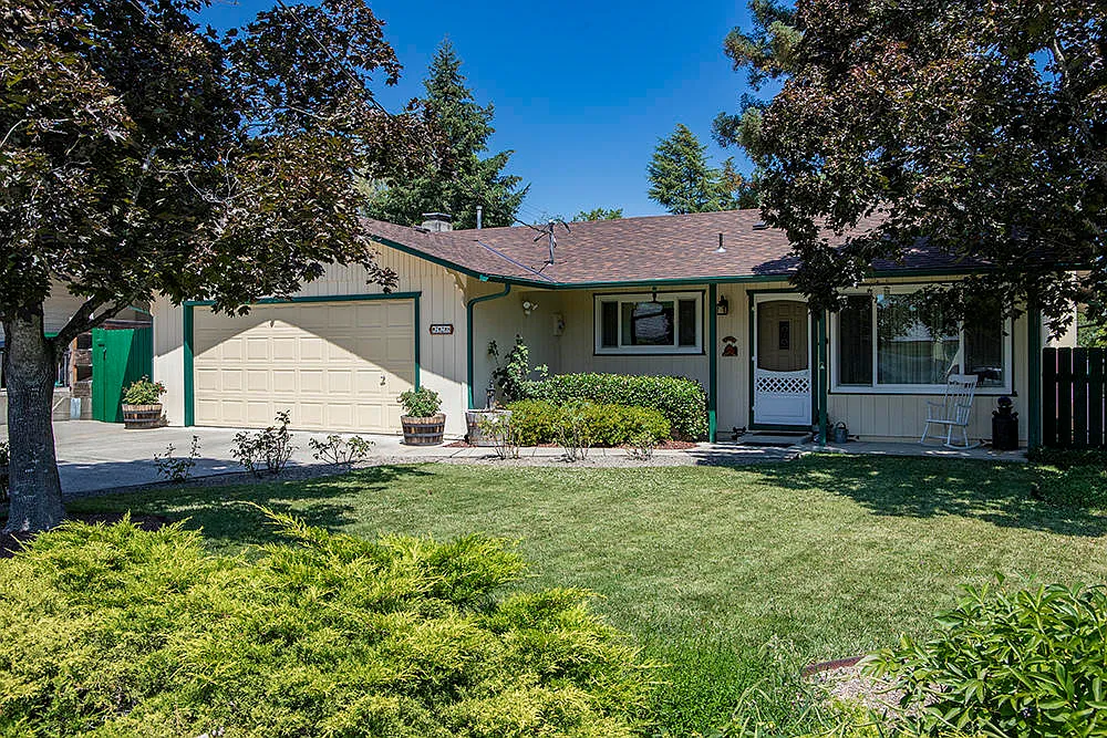 728 NW Savage St photo 1