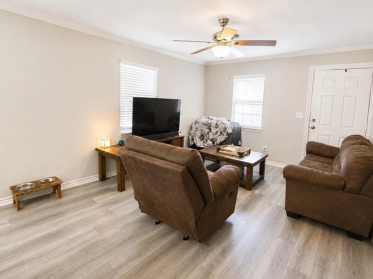 1422 Papendorf Ln — Photo 2