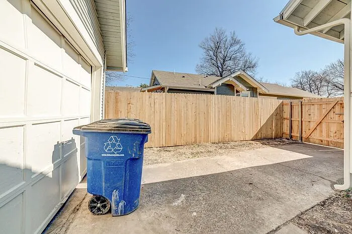 2635 E 8th St — Photo 25