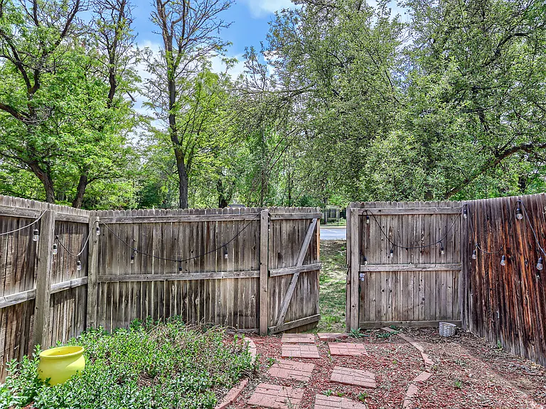 1190 Poplar Ave — Photo 23