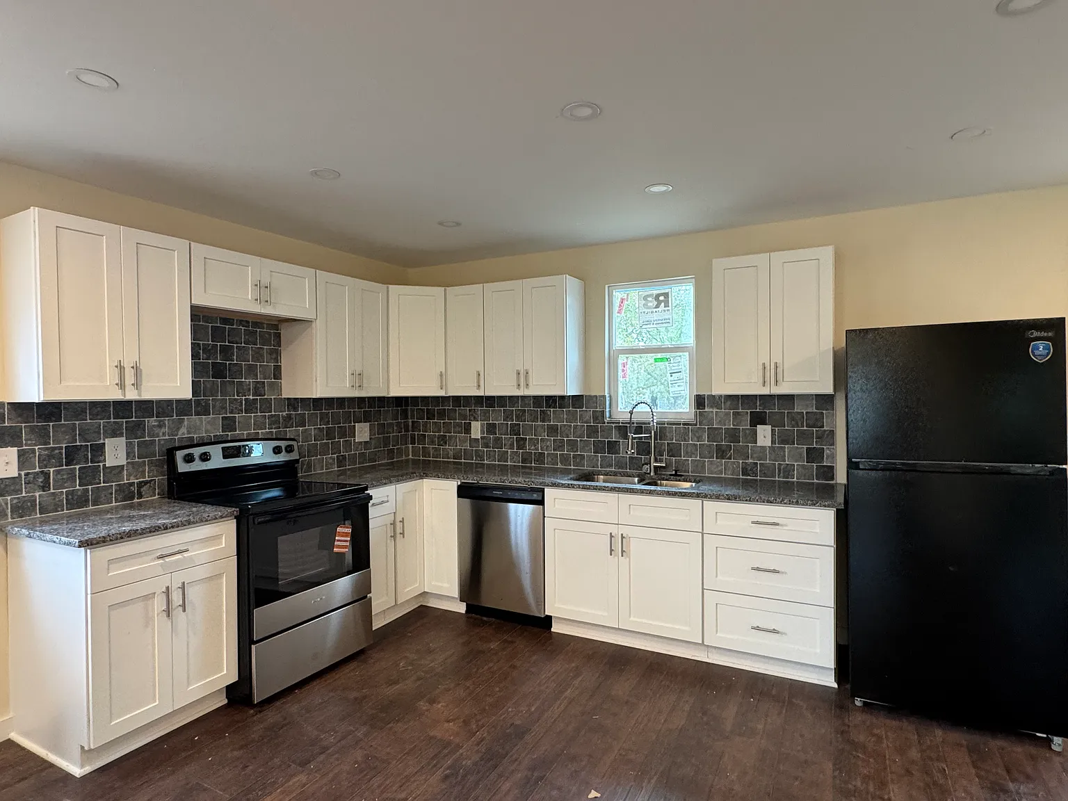 3 bed, 1200 sqft, $1,600 — Photo 2