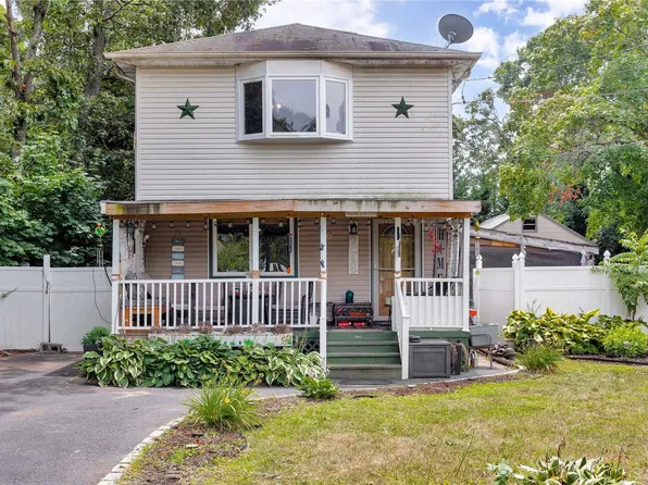 28 Oakdale Avenue, Selden, NY 11784