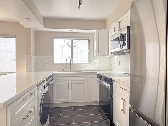 3rd image of 1035 N Hayworth Ave #110A