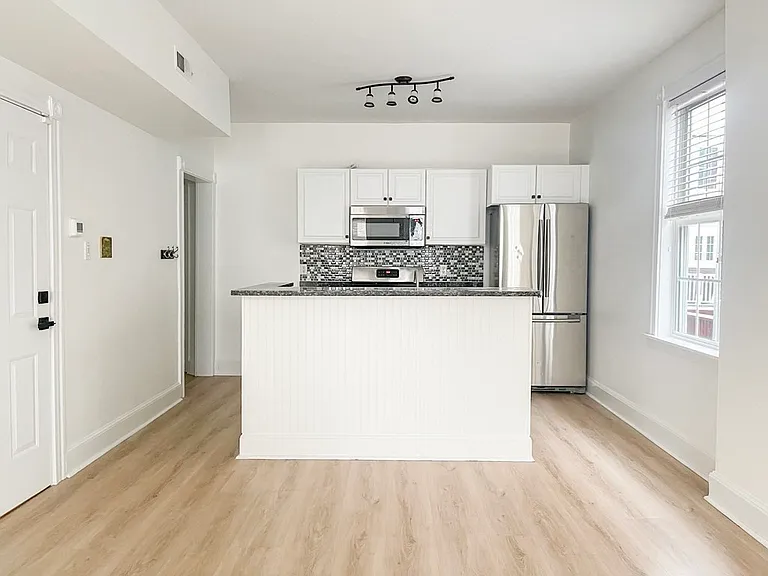 470 E 7th St #4 — Photo 2