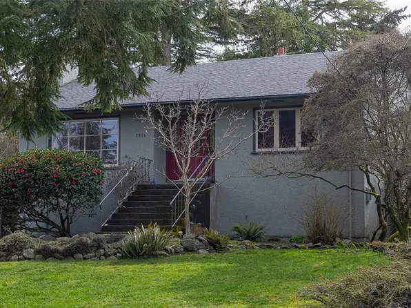 2015 Runnymede Ave, Victoria, BC V8S 2V5