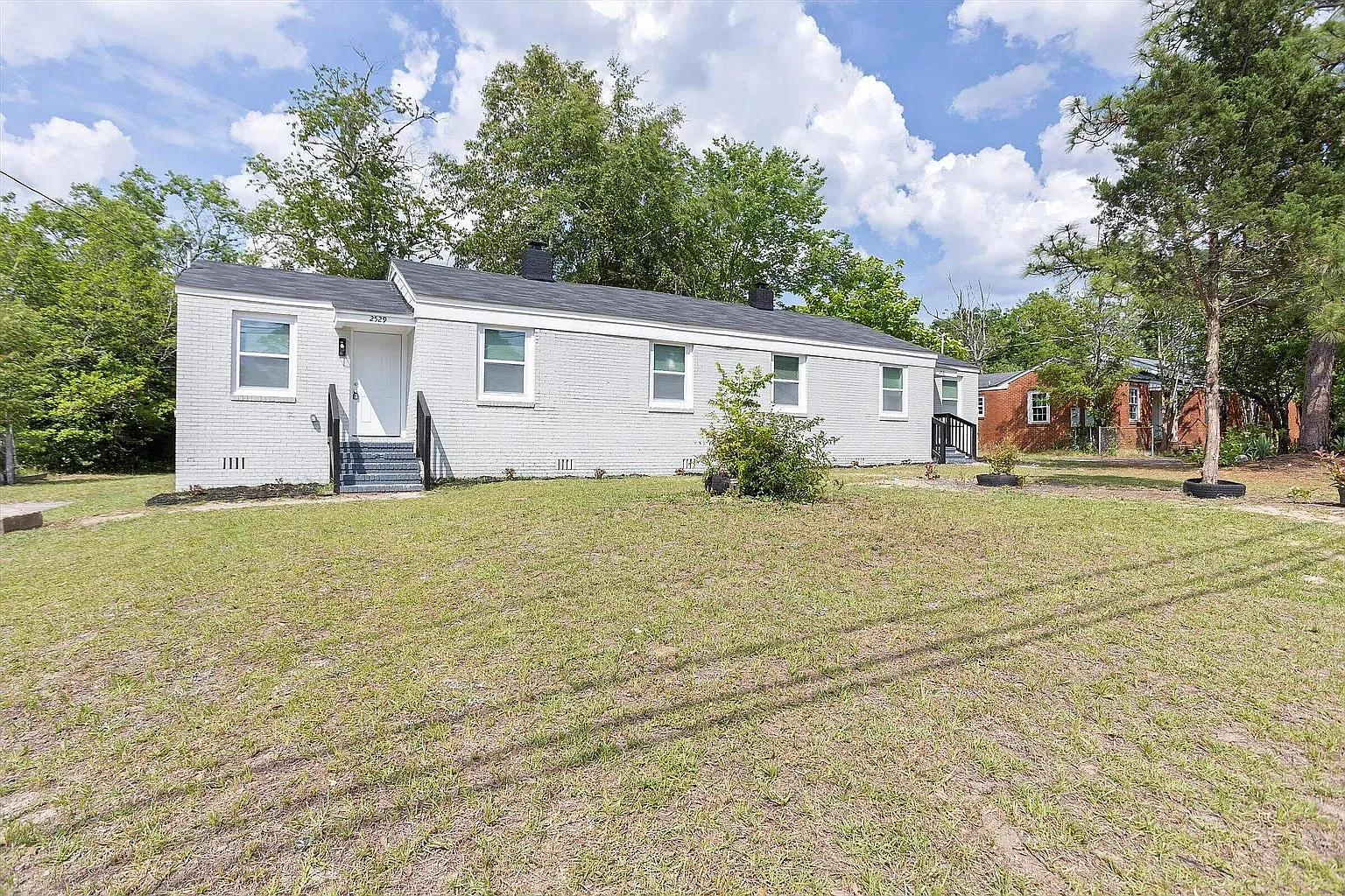 3 bed, 890 sqft, $1,390 — Photo 1