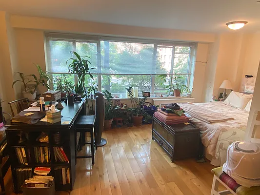 Rented by Akam Sales and Brokerage | media 6