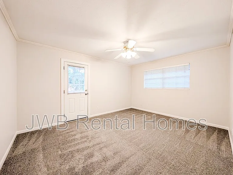 2725 Herschel St — Photo 5
