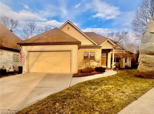 9 River Side Dr, Rocky River, OH 44116
