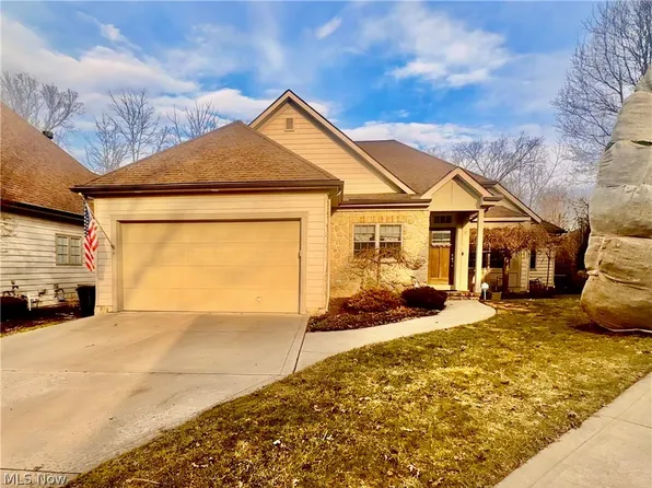 9 River Side Dr, Rocky River, OH 44116