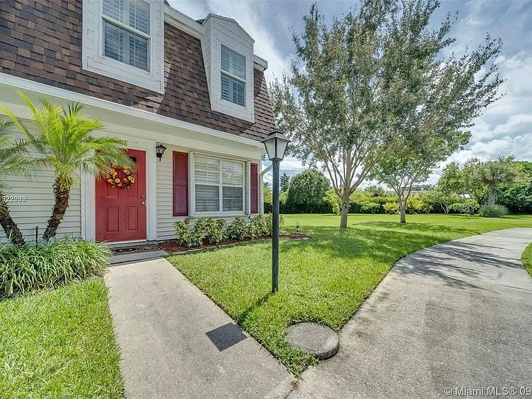118 Georgian Park Dr #118 — Photo 2