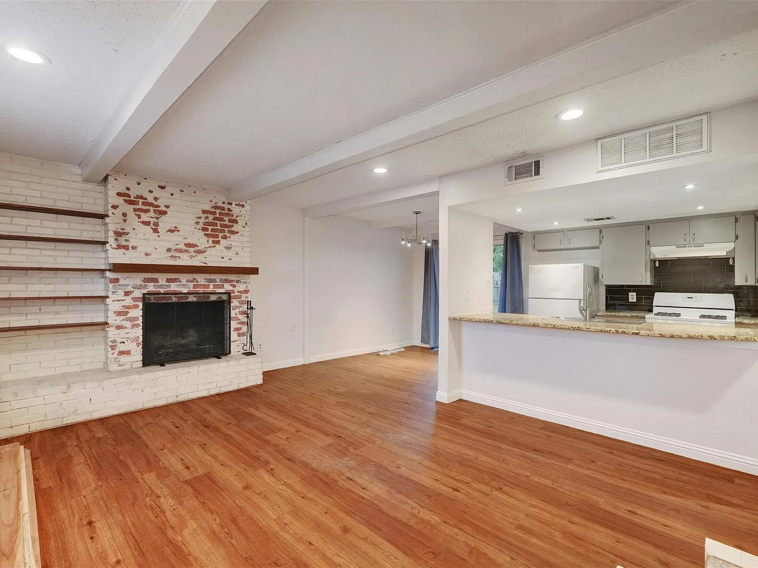 2 bed, 1.5 bath, 966 sqft, $1,600 — Photo 4