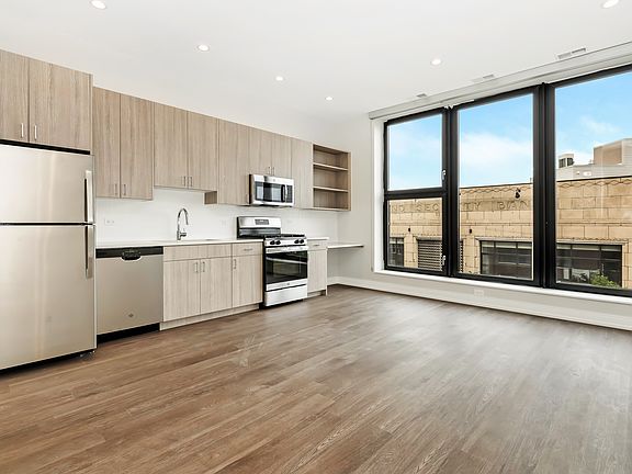 3rd image of 1964 N Milwaukee Ave #401