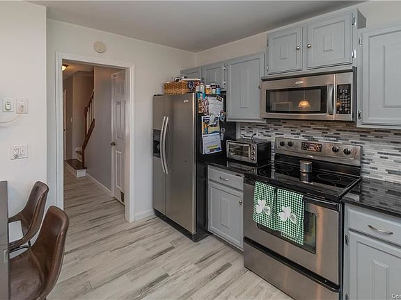 3rd image of 10 Heritage Dr Unit D