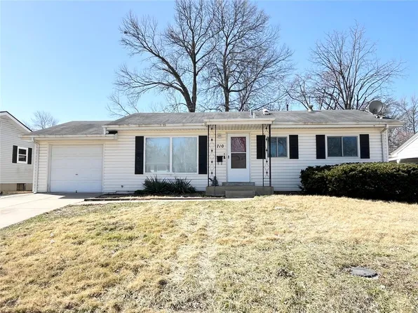 710 Village Square Dr, Hazelwood, MO 63042