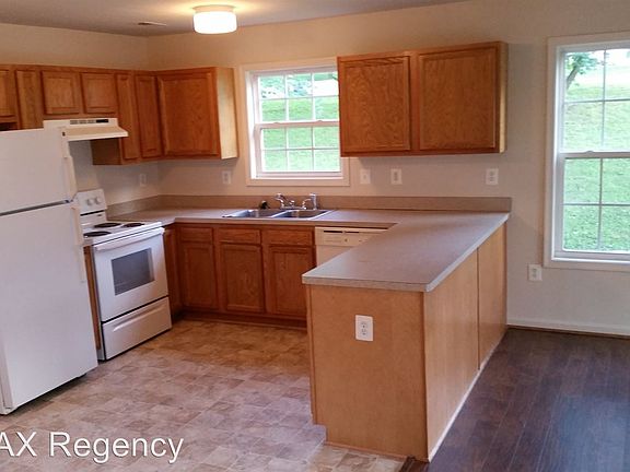 3rd image of 180 Aberdeen Dr