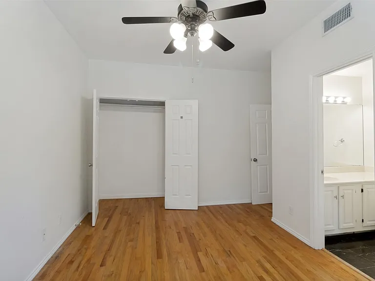 Guest bedroom with ensuite.