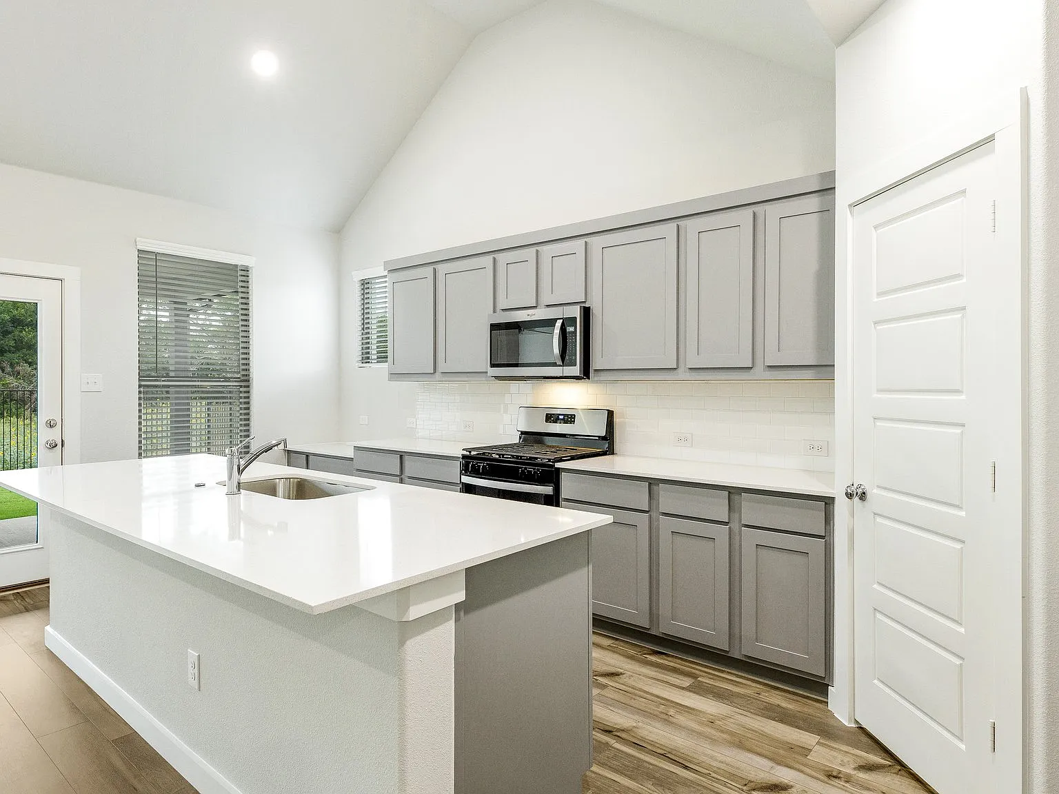 5 bed, 3331 sqft, $3,200 — Photo 4