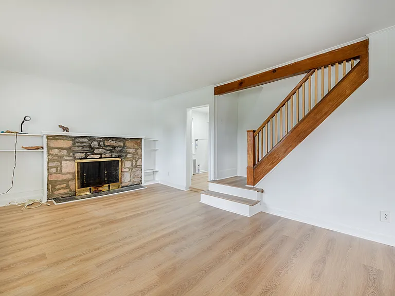 429 Manor Ave — Photo 7