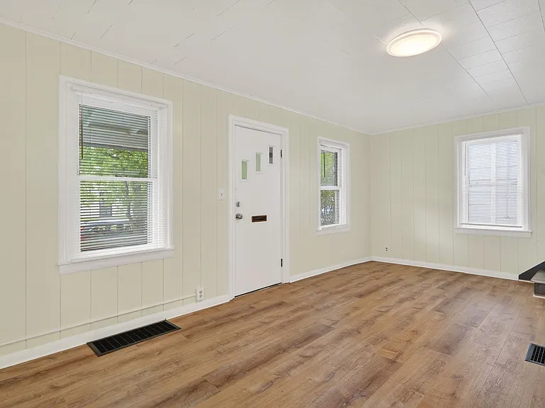 721 W Court St — Photo 2