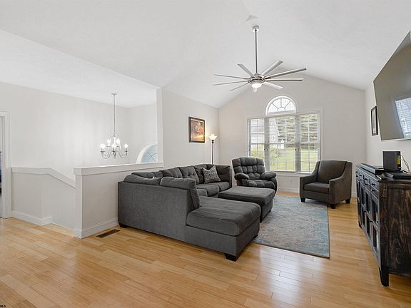 4th image of 98 Valley Forge Cir
