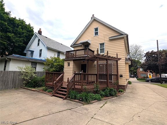 4th image of 876 Avon St