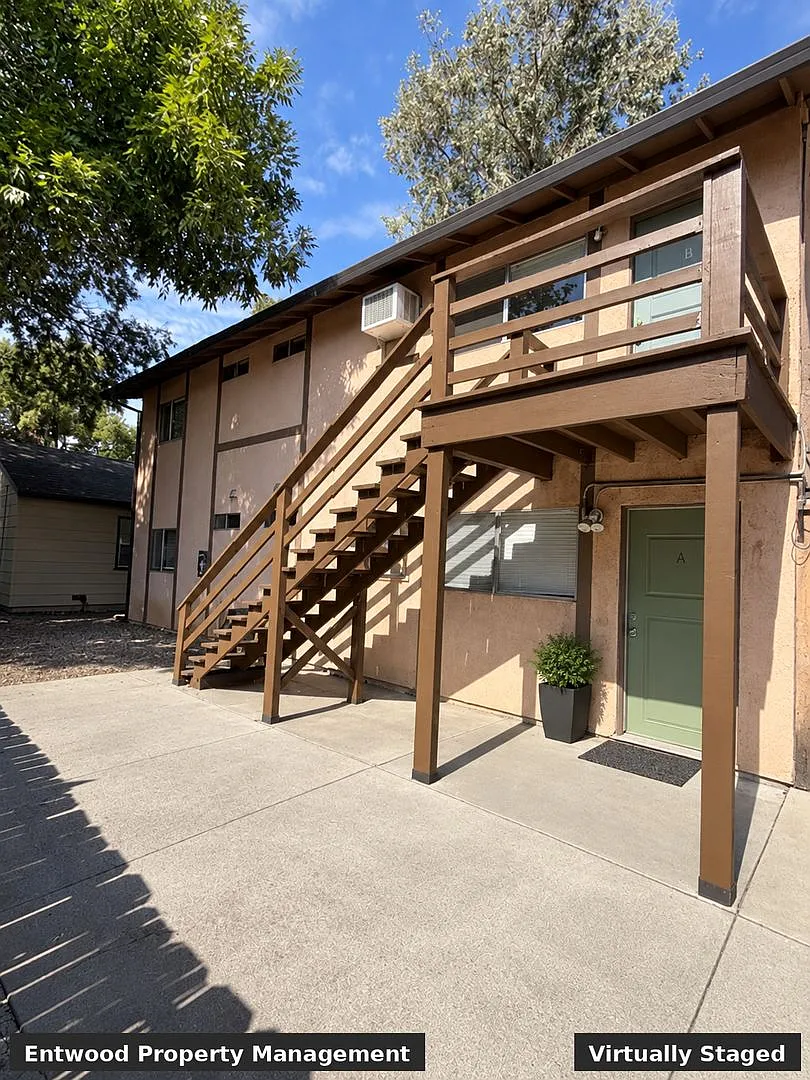 1448 Warner St — Photo 3