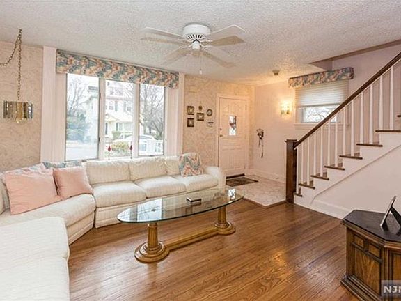 3rd image of 553 Hillcrest St