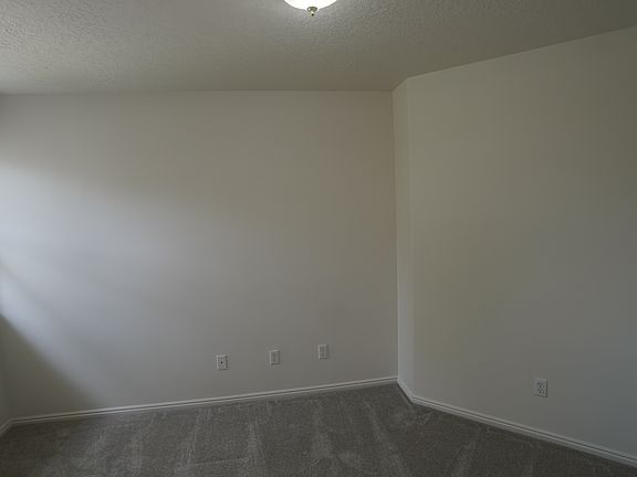 4th image of 413 Old Farm Ln