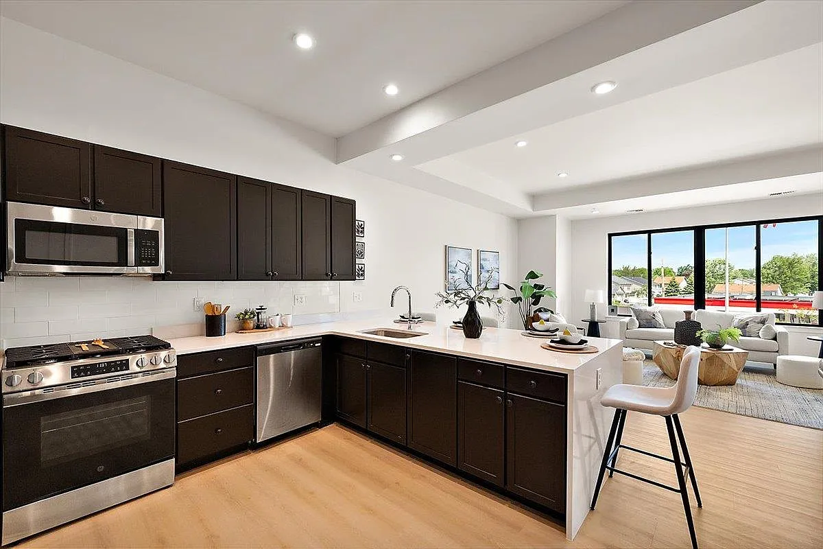 3 bed, 3.0 bath, 1912 sqft, $3,200 — Photo 4