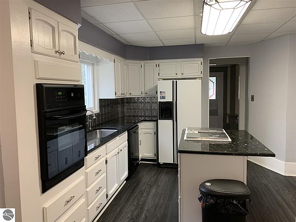 4th image of 325 N Main St