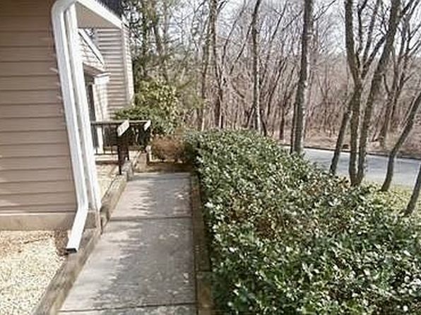 17 Hillside Ct, Clinton, NJ 08809