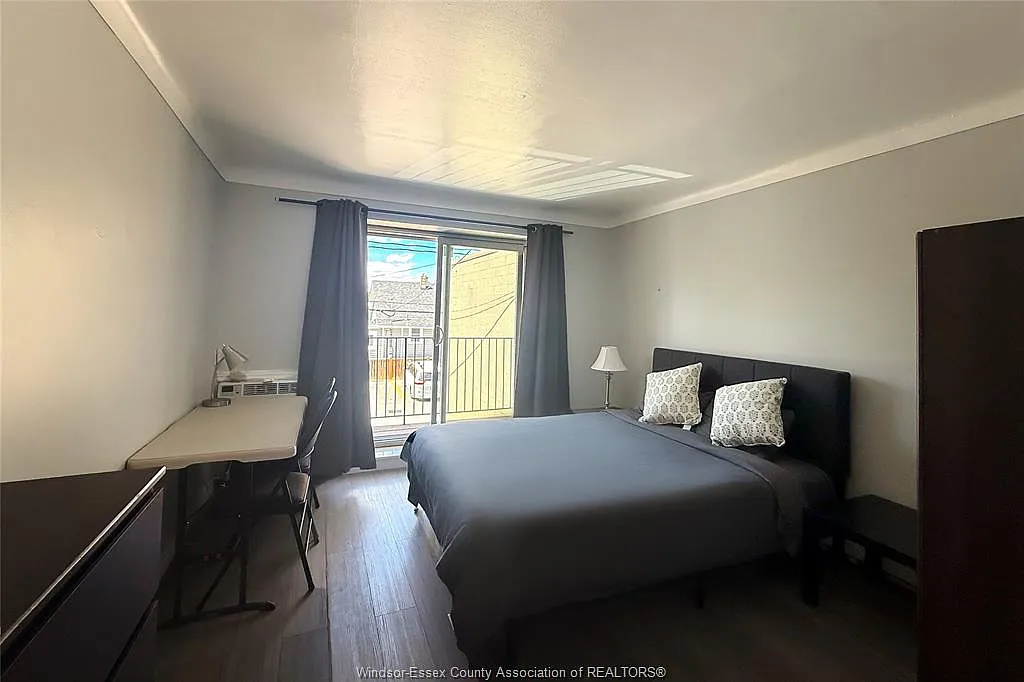 2136 Wyandotte St W — Photo 4