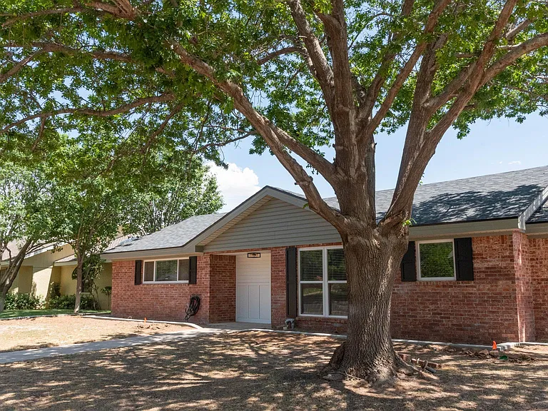 2601 Goddard Dr — Photo 4