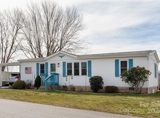 221 Cranbrook Cir, Hendersonville, NC 28792
