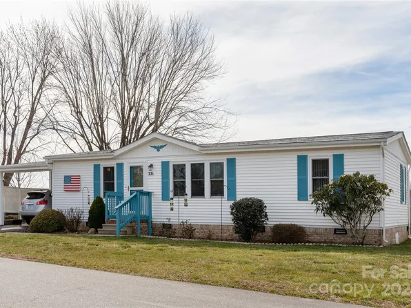 221 Cranbrook Cir, Hendersonville, NC 28792