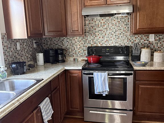 3rd image of 1638 Victoria Ave #1