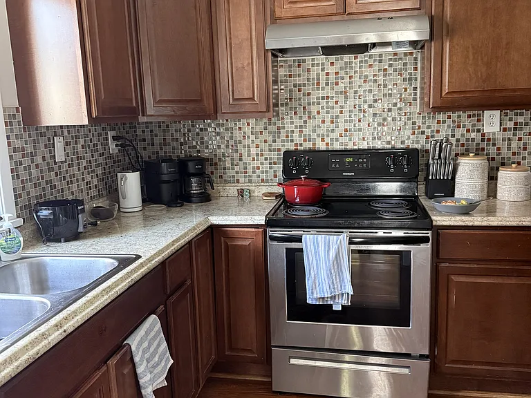 1638 Victoria Ave #1 — Photo 3