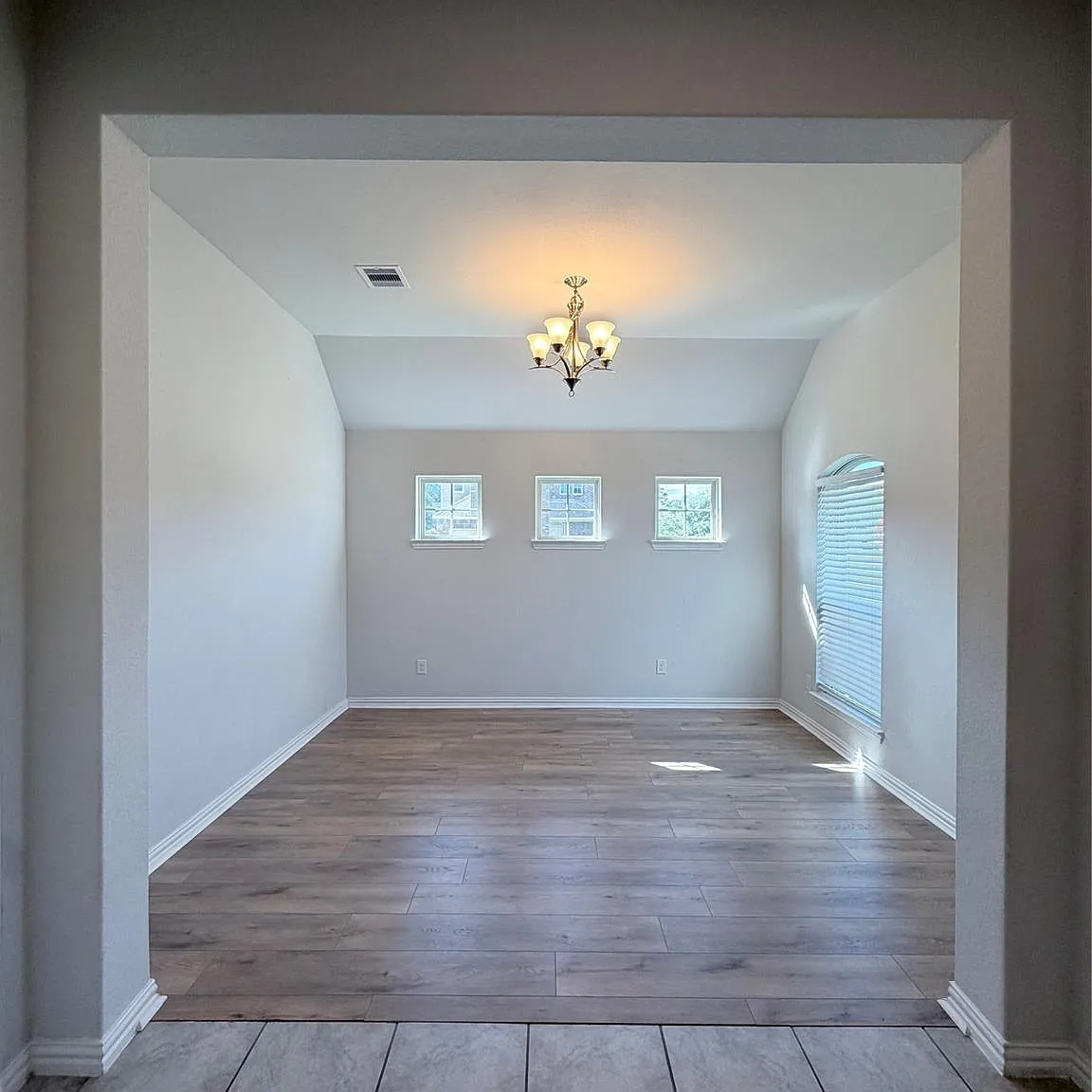 4 bed, 2.0 bath, 2048 sqft, $2,275 — Photo 3