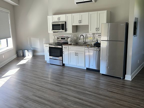5th image of 18 Spruce St Unit 301
