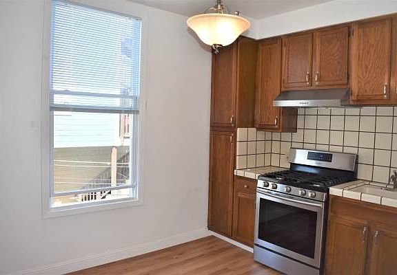 4th image of 2340 Taylor St