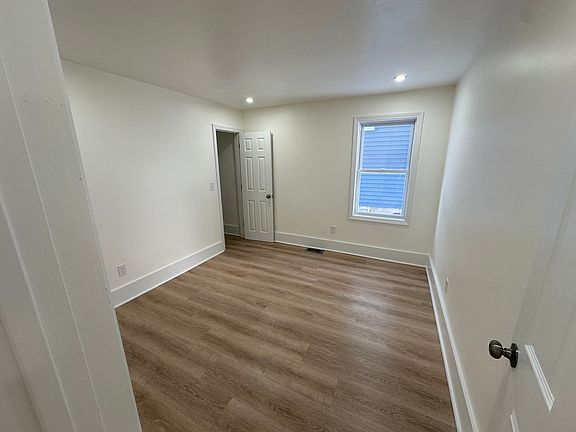 5th image of 48 Esther St #1