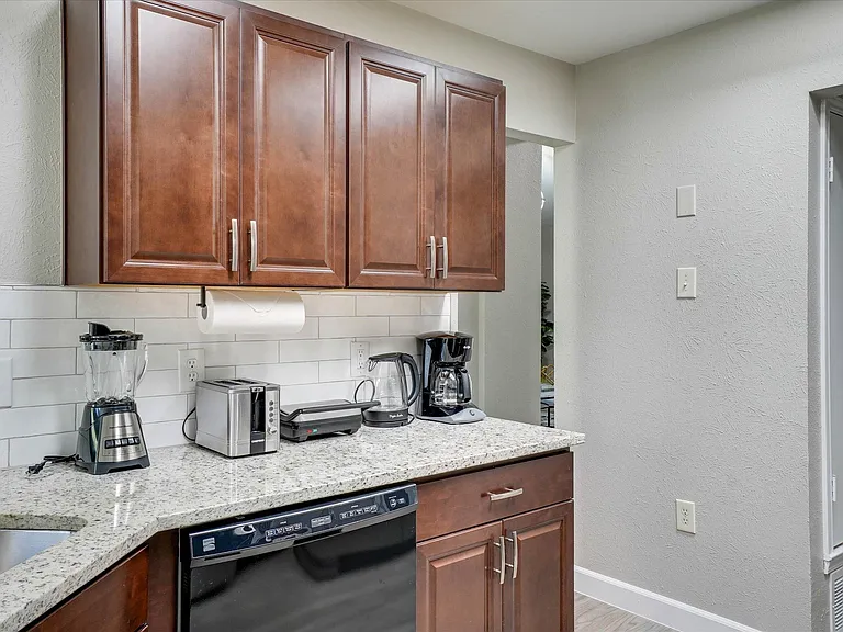 1725 Canterbury Ln — Photo 13
