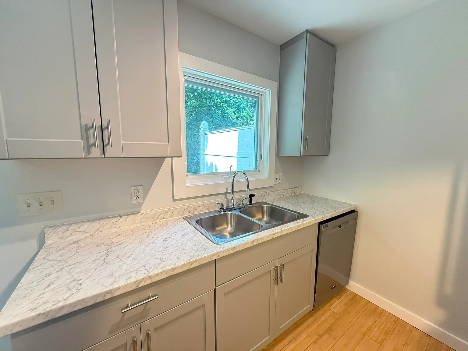 2 bed, 960 sqft, $2,200 — Photo 2
