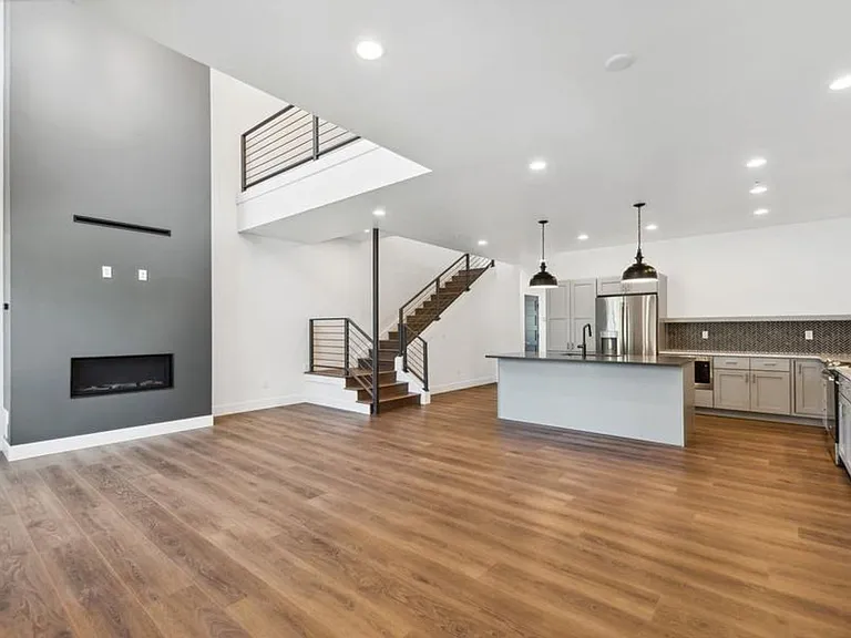 1013 E 7th St — Photo 5