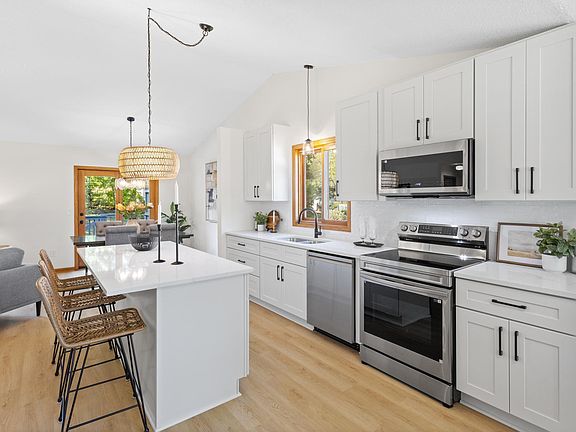 5th image of 8064 Narcissus St