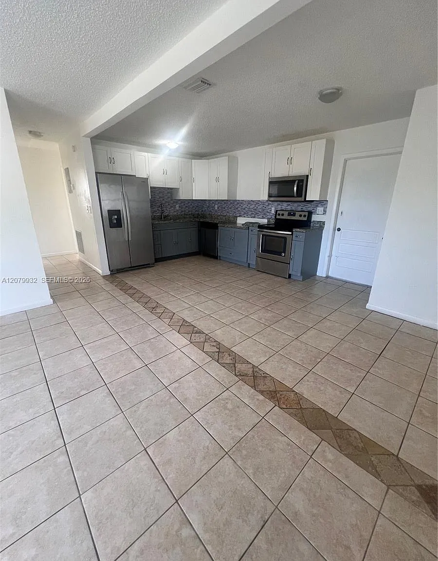 828 SW 3rd St — Photo 4