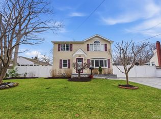 68 Fuller Ave, Islip, NY 11751