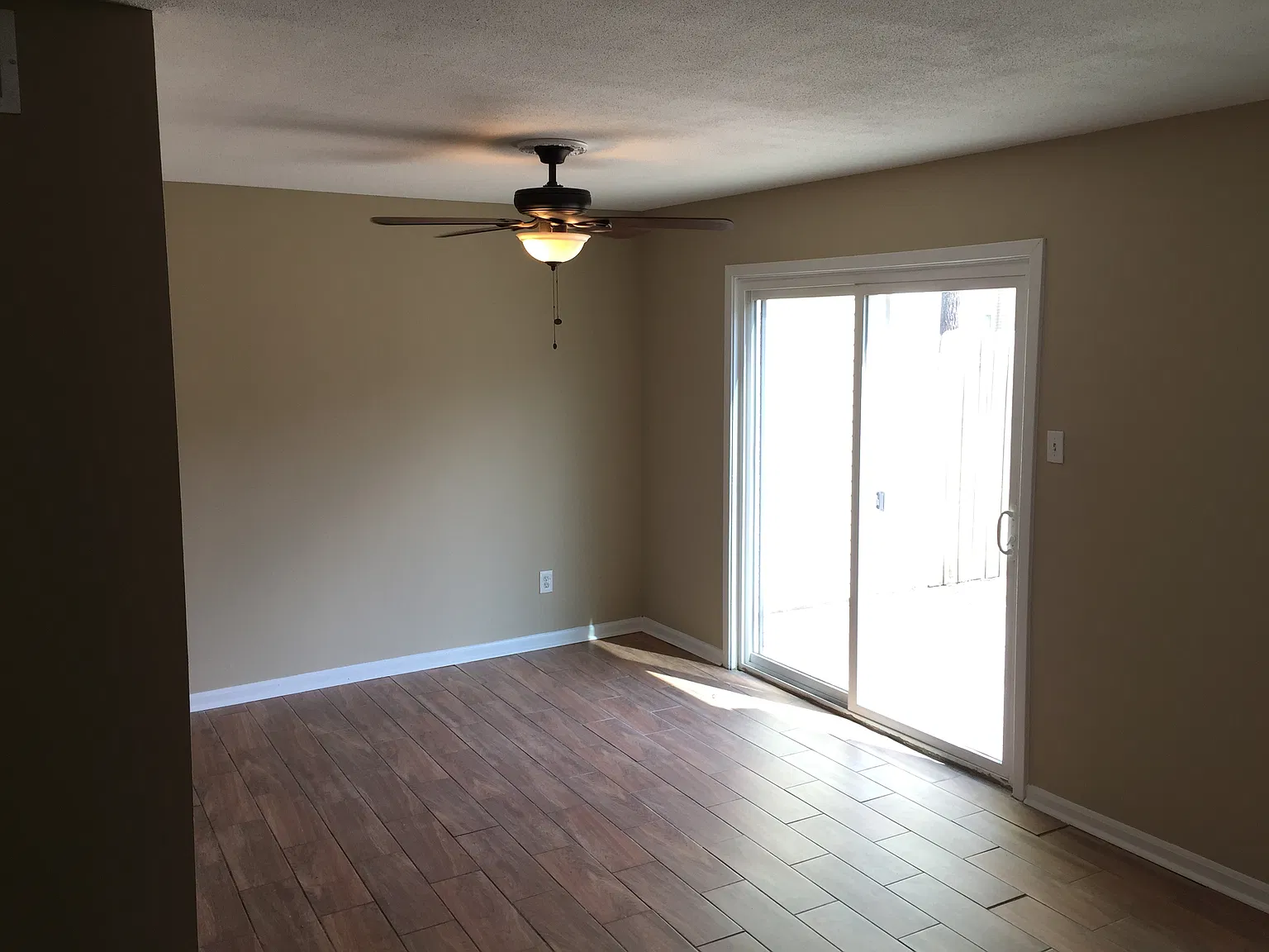 Newly Remodeled Condo Outside Bartlett — Photo 3