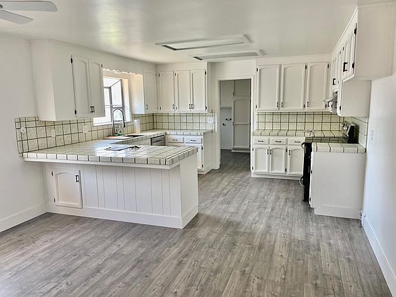 kitchen, peninsula breakfast bar and dining